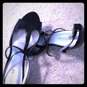 Guess (Black) Patent Leather Pumps